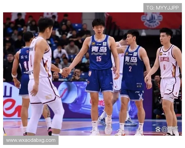 山东男篮与青岛男篮激战正酣谁能在这场对决中笑到最后